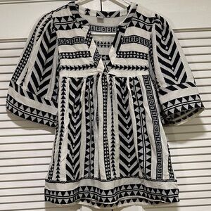 Old Navy Black and White split front textured Blouse XS